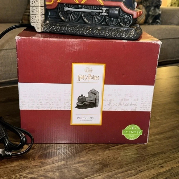 NWT SCENTSY Harry Potter Platform 9 3/4 Full Size Wax Melt Warmer Plug In - Picture 4 of 16